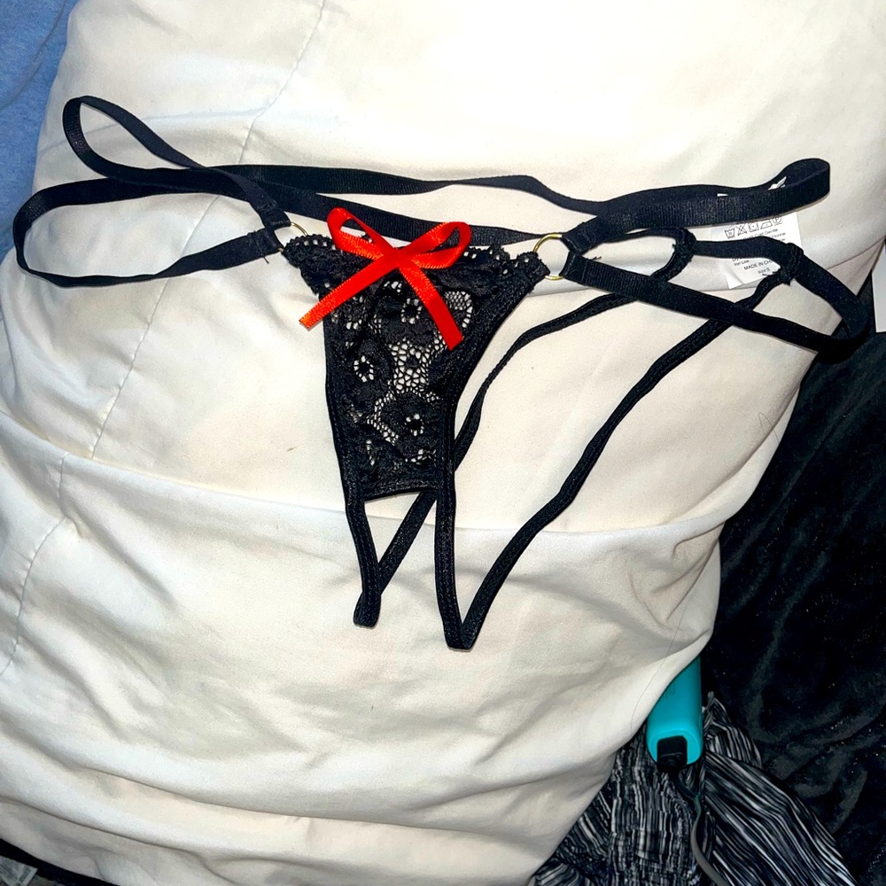 🆕🆕🆕 *BRAND NEW/UNOPENED/ STILL IN PACKAGE* Women’s One Size Black & Red Thong